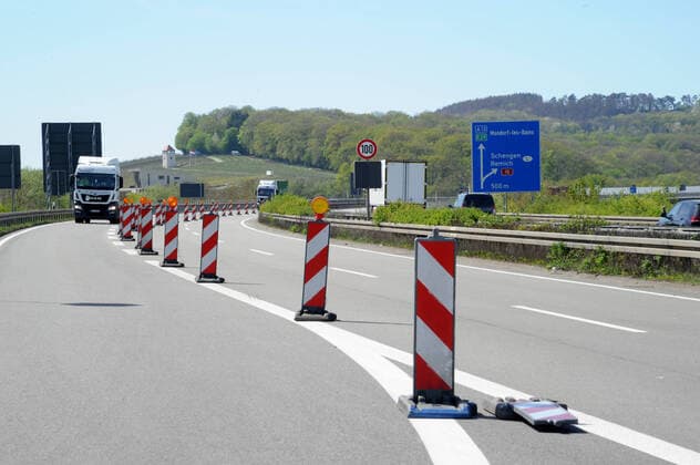 The border control between Perl and Luxembourg on the A8 on Wednesday 15 04 2020 Because of the Corona crisis, Luxembourgers are only allowed to cross the border with written confirmation that they are coming to work The smaller border crossings are closed Shopping trips across the border are prohibited Attention private individuals must be made unrecognizable bub