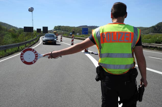 The border control between Perl and Luxembourg on the A8 on Wednesday 15 04 2020 Because of the Corona crisis, Luxembourgers are only allowed to cross the border with written confirmation that they are coming to work The smaller border crossings are closed Shopping trips across the border are prohibited Attention private individuals must be made unrecognizable bub