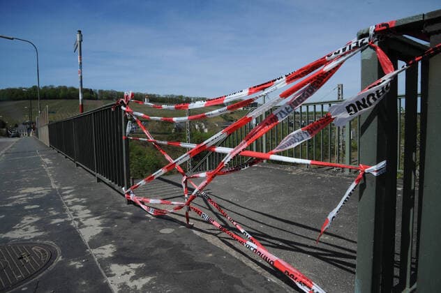 The border crossings between Saarland and Luxembourg are heavily controlled due to the Corona crisis The smaller border crossings are closed In picture The roads leading to the Moselle on Wednesday 15 04 2020 on the L107 between Perl and Schengen were closed by the police bub