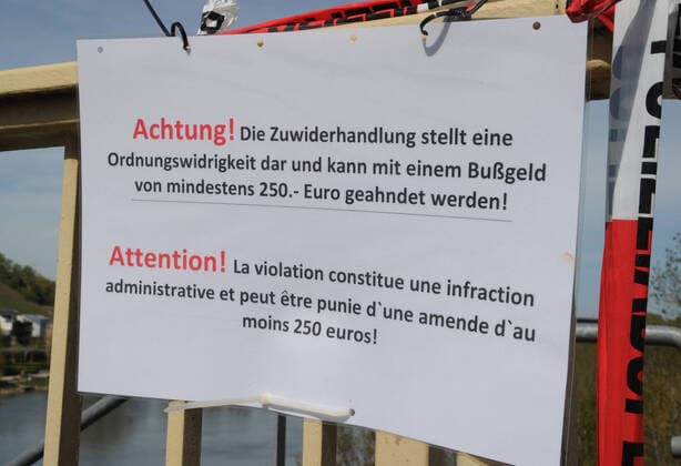 The border crossings between Saarland and Luxembourg are heavily controlled due to the Corona crisis The smaller border crossings are closed In picture The roads leading to the Moselle on Wednesday 15 04 2020 on the L107 between Perl and Schengen were closed by the police bub