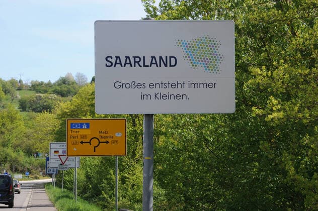 The border crossings between Saarland and Luxembourg are heavily controlled due to the Corona crisis The smaller border crossings are closed In the picture The bridge between Perl and Schengen, photographed on Wednesday 15 04 2020 bub