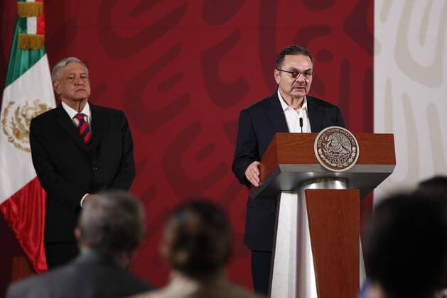 The head of Petroleos Mexicanos (Pemex), Octavio Romero, together with the President of Mexico, Andres Manuel Lopez Obrador (L), offers a morning press conference this Wednesday, at the National Palace in Mexico City, Mexico 15 April 2020. Mexico, which pledged to OPEC + to cut its oil production by 100,000 barrels per day, will recover its usual volume in July when the rest of the alliance members loosen up a bit in their restrictive measures. Mexico to resume normal oil production in july despite OPEC+ !ACHTUNG: NUR REDAKTIONELLE NUTZUNG!  Copyright: xJoséxMéndezx MEX9654 20200415-637225681042035902