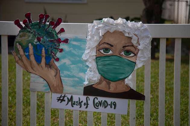 News Bilder des Tages April 15, 2020, St. Petersburg, Florida, USA: A Covid-19 mask in front of a Gulfport, Fl home Wednesday, April 15, 2020..It all started when Debbie Stevenson, 67, made a mask from cardboard and supplies she had around the house. She began a Facebook group, Mask of Covid19, and the idea took off. St. Petersburg USA - ZUMAs70_ 20200415_zan_s70_004 Copyright: xJohnxPendygraftx