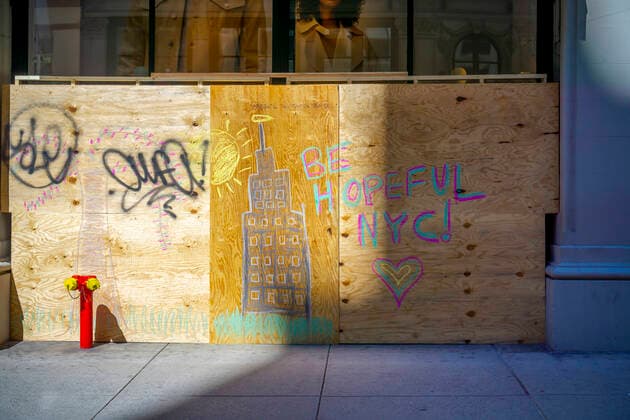 News Bilder des Tages New York during the COVID-19 pandemic Boarded up Club Monaco retailer on Fifth Avenue in the Flatiron District in New York with plywood decorated with Be Hopeful NYC, on Wednesday, April 15, 2020 during the COVID-19 pandemic. (  RichardxB.xLevine