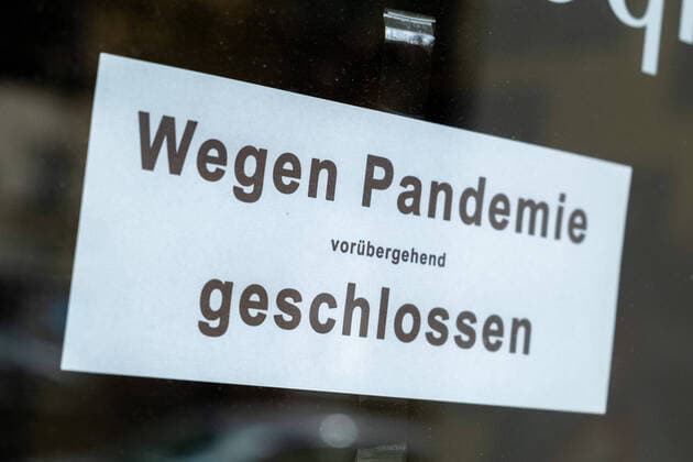 Temporarily closed due to pandemic Sign on the door of a store in Berlin Coronakrise store closure