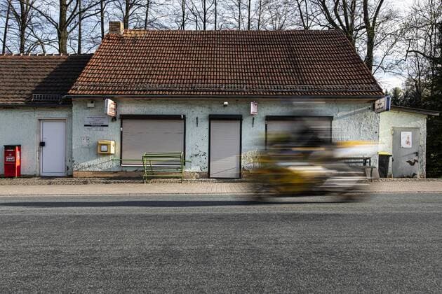 IMAGO Creative: Gesellschaft, Mobilität auf dem Land Geschlossener Konsum in Friedersdorf, 15.04.2020. Friedersdorf Deutschland *** Closed consumption in Friedersdorf, 15 04 2020 Friedersdorf Germany Copyright: xFlorianxGaertner photothek.netx