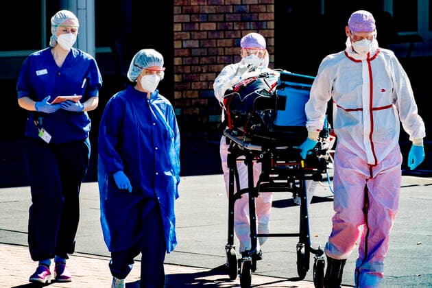 April 15, 2020, Uden, Netherlands: Health personnel wearing protective gear as a preventive measure, transport a patient to the helicopter. Uden Netherlands - ZUMAs197 20200415_zaa_s197_075 Copyright: xRobinxUtretchtx