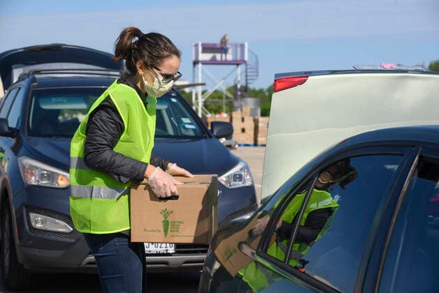 April 15, 2020, Austin, Texas, USA: Central Texas Food Bank volunteers work to load 28-pound boxes of staples into vehicles during a food giveaway in east Austin. Almost 2,500 families picked up boxes in response to extensive coronavirus pandemic job losses and general Texas economic fallout Austin USA - ZUMAd150 20200415_znp_d150_015 Copyright: xBobxDaemmrichx