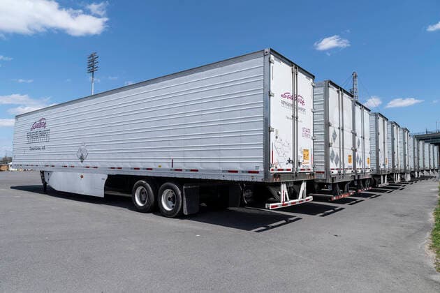 News Themen der Woche KW16 News Bilder des Tages Live in New York amid COVID-19 epidemic Dozens of refrigerated trucks and containers seen on Randall s Island prepared for influx of dead bodies as makeshift morgues amid COVID-19 pandemic New York New York United States Copyright: LevxRadin
