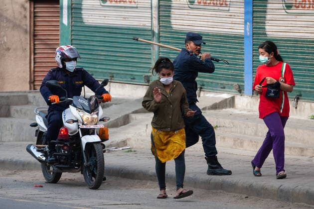 News Bilder des Tages Nepal: 23rd day Nationwide lockdown amid COVID-19 Police personnel using batons to disperse crowd gathered in relief food distribution camp in Kathmandu, Nepal on Wednesday, 15 April 2020. Government has imposed lockdown in order to control covid 19 transmission but as large number of people were gathered in the camp police use force to disperse the crowd. Kathmandu Nepal Copyright: PrabinxRanabhat