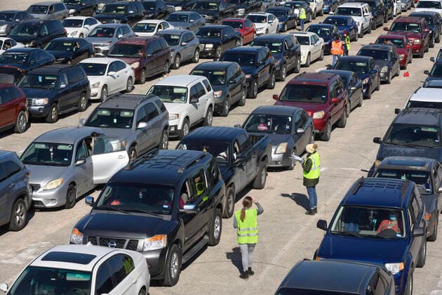 April 15, 2020, Austin, Texas, USA: Central Texas Food Bank volunteers survey people in long lines of cars as they later receive 28-pound boxes of staples during food giveaway in east Austin. Almost 2,500 families picked up boxes in response to extensive coronavirus pandemic job losses and general Texas economic fallout Austin USA - ZUMAd150 20200415_znp_d150_044 Copyright: xBobxDaemmrichx