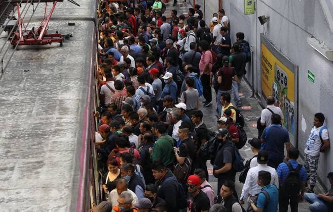 Users of the Metro Collective System (STC) on the Pantitlan station, without respecting the Susana Distancia security measures, in Mexico City, Mexico, 15 April 2020. Carrying masks or scarves in your mouth to avoid COVID-19 infections will be mandatory in the Mexico City subway, one of the busiest in the world, as of Friday, April 17, capital authorities reported on Wednesday. Masks will be mandatory in the Mexico City subway from April 17 !ACHTUNG: NUR REDAKTIONELLE NUTZUNG!  Copyright: xSashenkaxGutierrezx MEX9710 20200416-637226070178500471