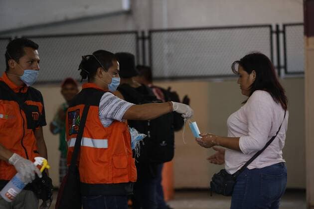 A worker from the Metro Collective System (STC) hands out masks at the Pantitlan station in Mexico City, Mexico, 15 April 2020. Carrying masks or scarves in your mouth to avoid COVID-19 infections will be mandatory in the Mexico City subway, one of the busiest in the world, as of Friday, April 17, capital authorities reported on Wednesday. Masks will be mandatory in the Mexico City subway from April 17 !ACHTUNG: NUR REDAKTIONELLE NUTZUNG!  Copyright: xSashenkaxGutierrezx MEX9690 20200416-637226085858316416