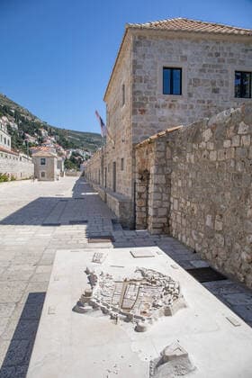 (200415) -- DUBROVNIK (CROATIA), April 15, 2020 -- Photo taken on April 15, 2020 shows the Lazzarettos complex, a medieval quarantine facility built in the 16th century and currently a place of recreation, trade and entertainment, in Dubrovnik, Croatia. Croatia s Interior Minister Davor Bozinovic said on Wednesday that Croatia will extend the COVID-19 lockdown that expires on Sunday. According to the latest numbers presented on Wednesday afternoon at the daily press briefing for the epidemic, there are currently 1,741 cases of COVID-19 in Croatia. So far, 33 people have died from the disease, while 473 people have recovered. ( Pixsell via Xinhua) CROATIA-DUBROVNIK-COVID-19-MEDIEVAL QUARANTINE FACILITY GrgoxJelavic 