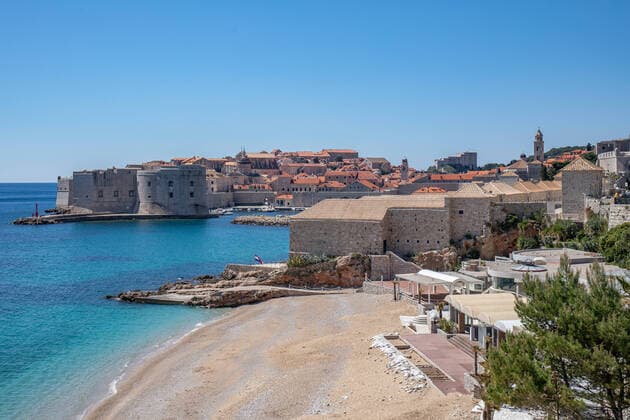 News Bilder des Tages (200415) -- DUBROVNIK (CROATIA), April 15, 2020 -- Photo taken on April 15, 2020 shows the Lazzarettos complex, a medieval quarantine facility built in the 16th century and currently a place of recreation, trade and entertainment, in Dubrovnik, Croatia. Croatia s Interior Minister Davor Bozinovic said on Wednesday that Croatia will extend the COVID-19 lockdown that expires on Sunday. According to the latest numbers presented on Wednesday afternoon at the daily press briefing for the epidemic, there are currently 1,741 cases of COVID-19 in Croatia. So far, 33 people have died from the disease, while 473 people have recovered. ( Pixsell via Xinhua) CROATIA-DUBROVNIK-COVID-19-MEDIEVAL QUARANTINE FACILITY GrgoxJelavic 