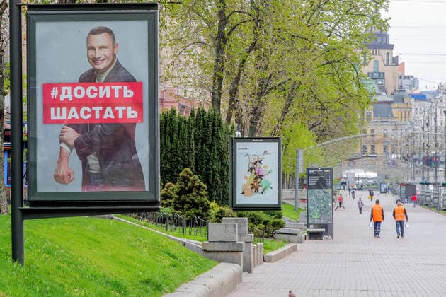 News Bilder des Tages KYIV, UKRAINE - APRIL15, 2020 - A placard with Kyiv city head Vitali Klitschko who urges people to state at home during lockdown is seen on Khreshchatyk Street in central Kyiv, capital of Ukraine. Downtown Kyiv under quarantine  Copyright: xPavlo_Bagmutx