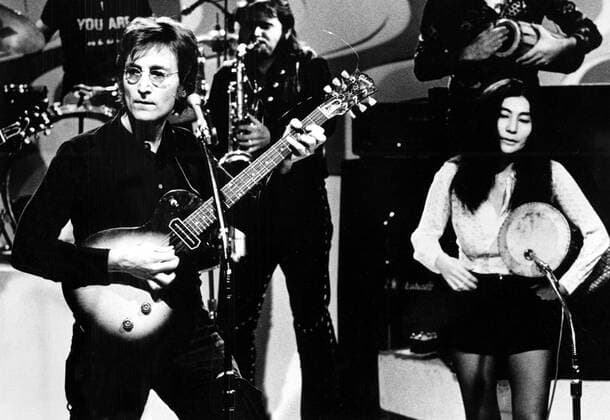 John Lennon and Yoko Ono co-hosting The Mike Douglas Show , perform with Elephant s Memory. 2 14 72. - CPL Archives Everett Collection CPL Archives Everett Collection !ACHTUNG AUFNAHMEDATUM GESCHÃ„TZT! PUBLICATIONXNOTxINxCANxCHNxFRAxITAxJPNxNORxPOLxRUSxESPxUKxUSA Copyright: xCPLxArchives EverettxCollectionx PBDJOLE CL001