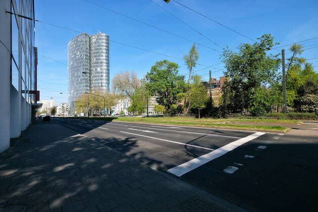 Empty streets in Düsseldorf during the Corona crisis, Graf Adolf Strasse with GAP