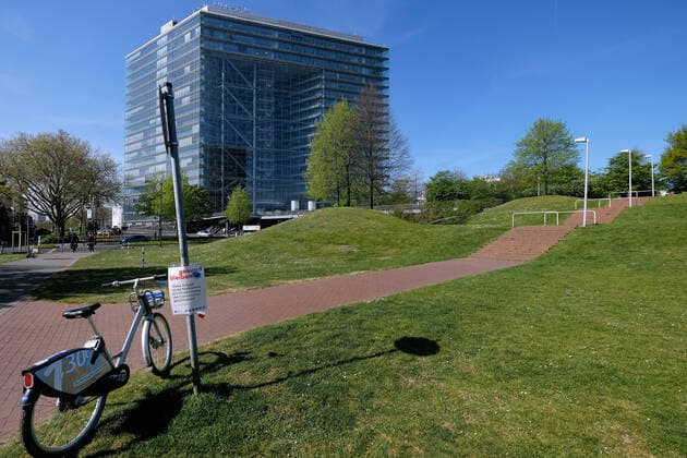 Empty streets in Düsseldorf during the Corona crisis, city gate with warning sign, stay healthy