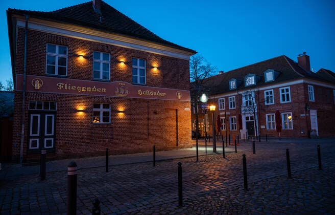 Potsdam State Capital Brandenburg 15 04 2020 Tourists HOT SPOT HOLLANDICAL VICTORY Guesthouse zum FLIGHTING HOLLANDER empty quiet restaurants must remain closed As a PREVENTIVE MEASURE to contain INFECTIONS by the CORONAVIRUS COVID 19 for all persons as far as possible a minimum distance of 1.5 meters copyright camera4 Eberhard Thonfeld 200415Potsdam