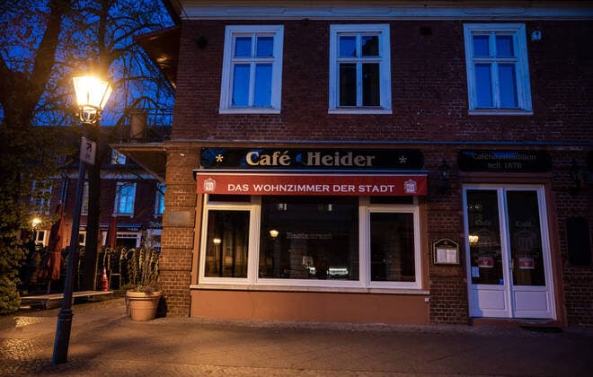 Potsdam State Capital Brandenburg 15 04 2020 Tourists HOT SPOT HOLLAND CAFE HEIDER Silence Empty Darkness The LIVING ROOM OF THE CITY remains dark Restaurants must remain closed As a PREVENTIVE MEASURE to contain infections by the CORONAVIRUS COVID 19 for all persons as far as possible a minimum distance of 1.5 meters copyright camera4 Eberhard Thonfeld 200415Potsdam
