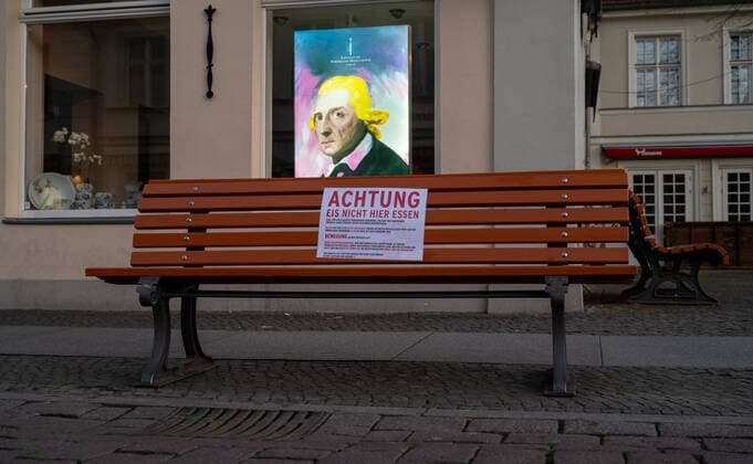 Potsdam State Capital State of Brandenburg 15 04 2020 BRANDENBURGER STREET CITY Potsdam Shopping mile Shopping tip KPM Ice cream shop In the background, the old man FRITZ FRIEDRICH DER GROSSE observes As a PREVENTIVE MEASURE to contain INFECTIONS by the CORONAVIRUS COVID 19, a minimum distance of 1.5 metres is observed for all persons as far as possible