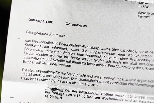 A letter from the health department of the Berlin district of Friedrichshain Kreuzberg to a person who may have tested positive for corona The authority would like to inquire about possible contact persons in order to determine infection chains.