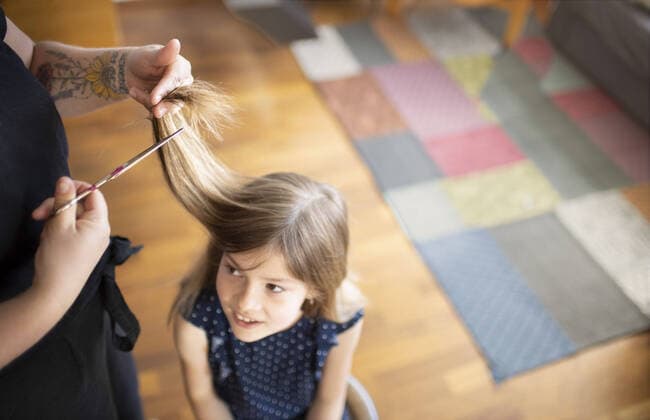 Topic New haircut Because of the corona crisis, hair must be cut at home Bonn Germany Copyright: xUtexGrabowsky photothek.netx