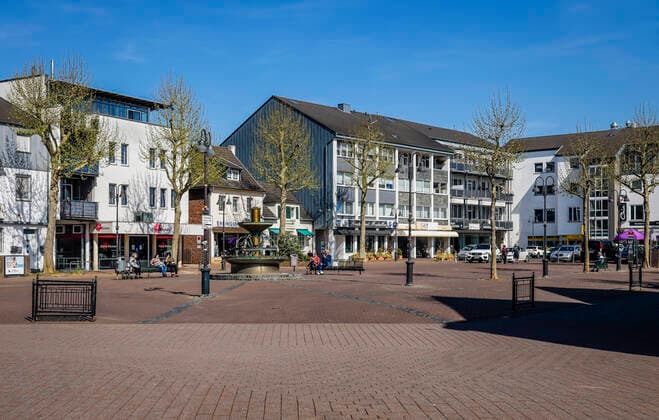 15 04 2020, Heinsberg, North Rhine-Westphalia, Germany Empty market place in Heinsberg in times of the corona pandemic with contact ban, Heinsberg is the first German epicentre of the epidemic in which the corona pathogen spread rapidly, therefore the so-called Heinsberg study on the actual spread of the corona virus was commissioned there Heinsberg North Rhine-Westphalia Germany