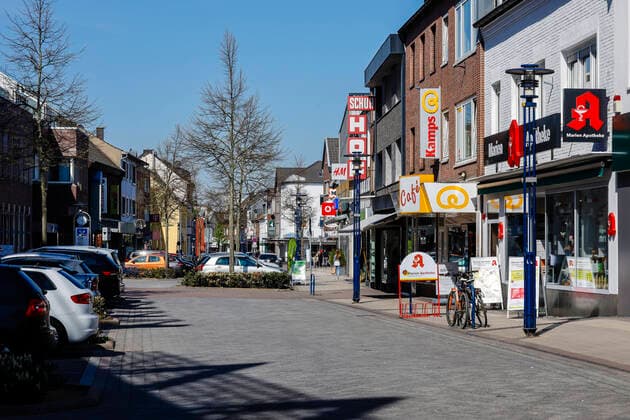 15 04 2020, Heinsberg, North Rhine-Westphalia, Germany Hochstrasse in Heinsberg, main shopping street in times of the corona pandemic with contact ban, Heinsberg is the first German epicentre of the epidemic in which the corona pathogen spread rapidly, therefore the so-called Heinsberg study on the actual spread of the corona virus was commissioned there Heinsberg North Rhine-Westphalia Germany