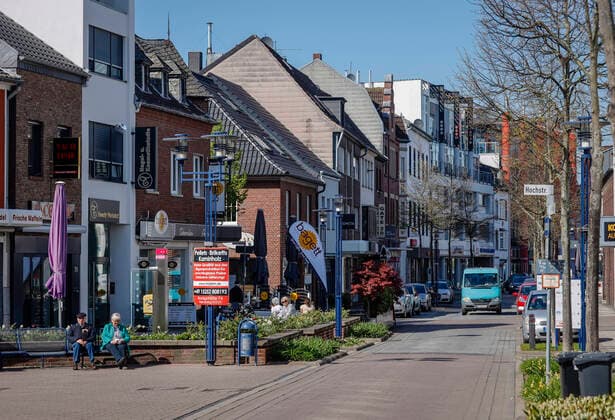 15 04 2020, Heinsberg, North Rhine-Westphalia, Germany Hochstrasse in Heinsberg, main shopping street in times of the corona pandemic with contact ban, Heinsberg is the first German epicentre of the epidemic in which the corona pathogen spread rapidly, therefore the so-called Heinsberg study on the actual spread of the corona virus was commissioned there Heinsberg North Rhine-Westphalia Germany
