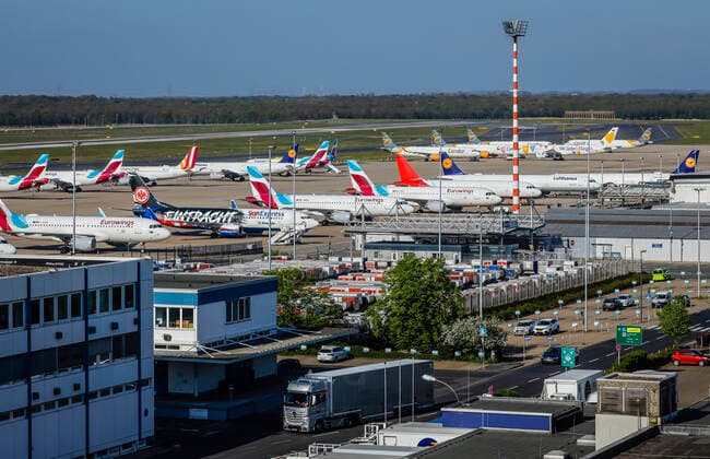 15 04 2020, Duesseldorf, North Rhine-Westphalia, Germany Duesseldorf Airport in times of the corona crisis, many aircraft of the airlines Condor, Eurowings, SunExpress and Lufthansa in parking position Duesseldorf North Rhine-Westphalia Germany