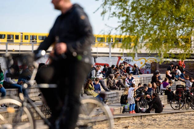 April 16, 2020: Crowds of people sit on wooden steps in Berlin s Gleisdreieckpark despite the ban of contact. People living in the city of Berlin have to stay in their flats or usual accommodation to contain the coronavirus, meetings of more than 2 persons are forbidden, people are asked to keep a minimum distance. - ZUMAs172 20200416_zap_s172_022 Copyright: xJanxScheunertx