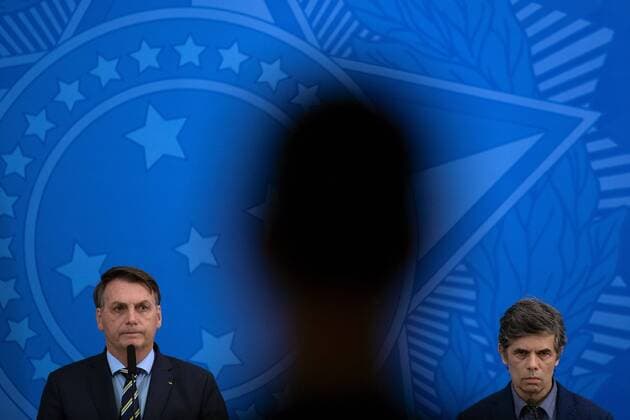 Bilder des Jahres 2020, News 04 April News Themen der Woche KW16 News Bilder des Tages The President of Brazil, Jair Bolsonaro (L), takes part in the public address in which he announced the new Minister of Health, Nelson Teich (R), in Brasilia, Brazil, 16 April 2020. Bolsonaro announced this Thursday as the new Health minister the oncologist Teich after dismissing the doctor Luiz Henrique Mandetta, defender of social isolation against COVID-19, that the President censors. It was a consensual divorce, said the leader of the Brazilian far-right. Bolsonaro announces an oncologist as Health Minister in the midst of the pandemic !ACHTUNG: NUR REDAKTIONELLE NUTZUNG!  Copyright: xJoédsonxAlvesx AME3199 20200416-637226759761202407
