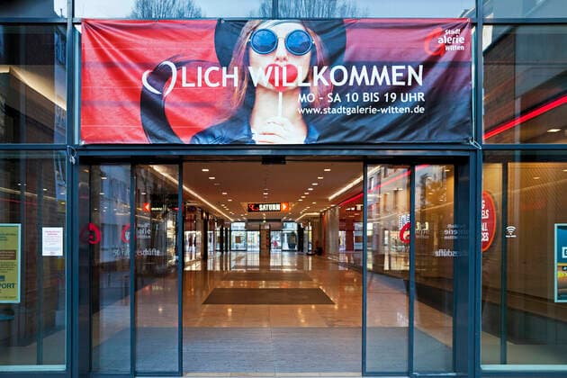geschlossenes Einkaufszentrum Stadtgalerie waehrend der Coronakrise 2020, die Tuer schliesst sich, Deutschland, Nordrhein-Westfalen, Ruhrgebiet, Witten close shopping centre Stadtgalerie in Witten during corona crisis 2020, Germany, North Rhine-Westphalia, Ruhr Area, Witten BLWS613440 Copyright: xblickwinkel S.xZiesex