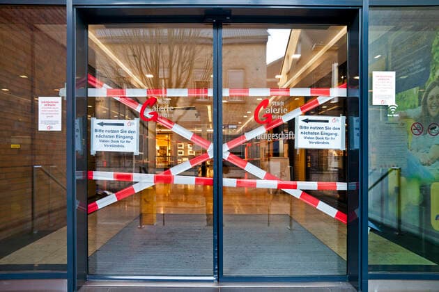 geschlossenes Einkaufszentrum Stadtgalerie waehrend der Coronakrise 2020, Deutschland, Nordrhein-Westfalen, Ruhrgebiet, Witten close shopping centre Stadtgalerie in Witten during corona crisis 2020, Germany, North Rhine-Westphalia, Ruhr Area, Witten BLWS613442 Copyright: xblickwinkel S.xZiesex