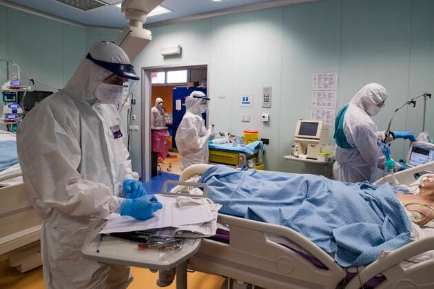 Intensive care of the Rome s Covid3 Hospital Medical staff treat patients suffering from coronavirus COVID-19 in an intensive care unit (ICU) in the Covid department of Rome s Covid3 Hospital (Istituto clinico CasalPalocco) on April 16, 2020, in Rome, Italy. Rome Italy Italy Copyright: DavidexFracassi
