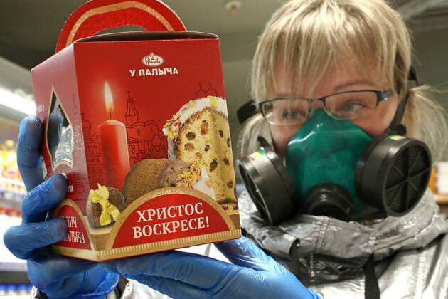 News Bilder des Tages MOSCOW, RUSSIA - APRIL 17, 2020: A woman choosing an Easter cake in a Pyaterochka supermarket. Patriarch Kirill of Moscow and All Russia urged believers to celebrate Easter at home and watch liturgies broadcasted on TV amid the ongoing COVID-19 coronavirus pandemic. Sergei Karpukhin TASS  TS0D6168