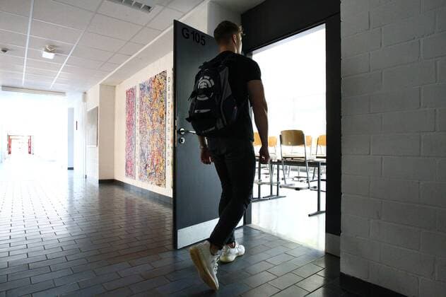 Diez School opening and closing in the Corona crisis A student enters the classroom School opening and closing in the Corona crisis Copyright: xWeissx Eibner-Pressefotox EP_rws