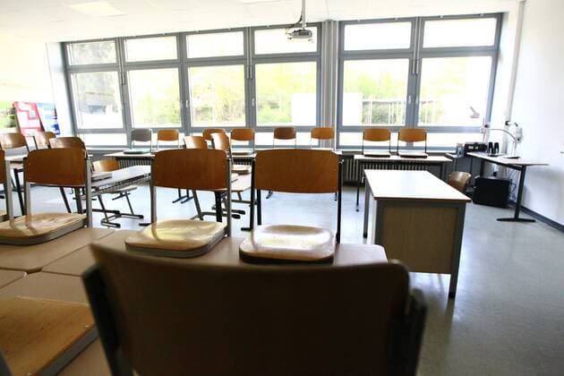 Diez Opening and closing of schools in the Coronacrise High chairs in an empty classroom Opening and closing of schools in the Coronacrise Copyright: xWeissx Eibner-Pressefotox EP_rws