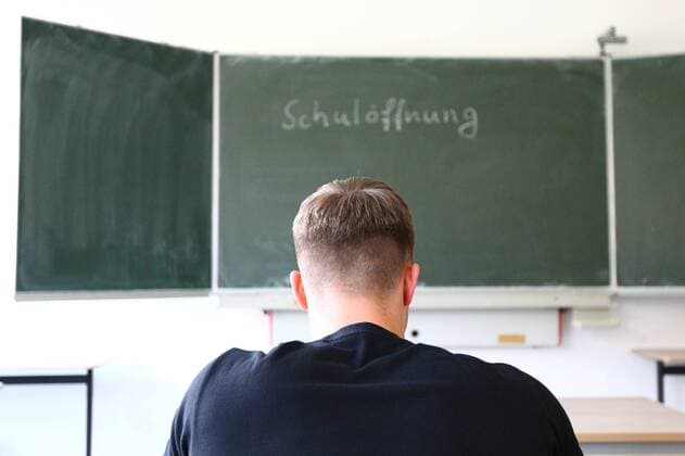 Diez Opening and closing of schools in the Coronary Crisis A student sits in front of a blackboard on which it is written opening and closing of schools in the Coronary Crisis Copyright: xWeissx Eibner-Pressefotox EP_rws