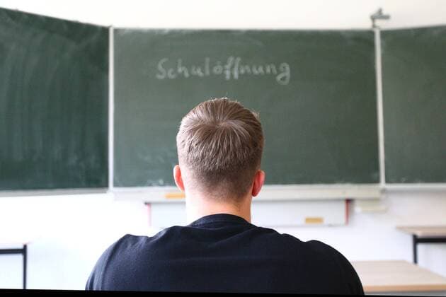 Diez Opening and closing of schools in the Coronary Crisis A student sits in front of a blackboard on which it is written opening and closing of schools in the Coronary Crisis Copyright: xWeissx Eibner-Pressefotox EP_rws