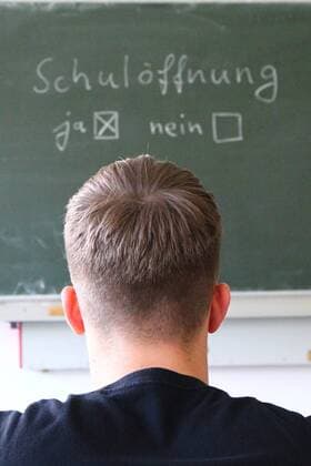 Diez Opening and closing of schools in the Corona crisis A student sits in front of a blackboard on which it is written opening yes no Opening and closing of schools in the Corona crisis Copyright: xWeissx Eibner-Pressefotox EP_rws