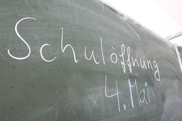 Diez School opening and school closure in the Corona crisis A board on which the school opening 4 May is written School opening and school closure in the Corona crisis Copyright: xWeissx Eibner-Pressefotox EP_rws