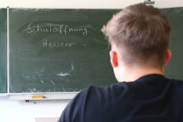 Diez opening and closing of schools in the Corona crisis A student sits in front of a blackboard on which is written Schulöffnung Hessen (opening and closing of schools in the Corona crisis) Copyright: xWeissx Eibner-Pressefotox EP_rws