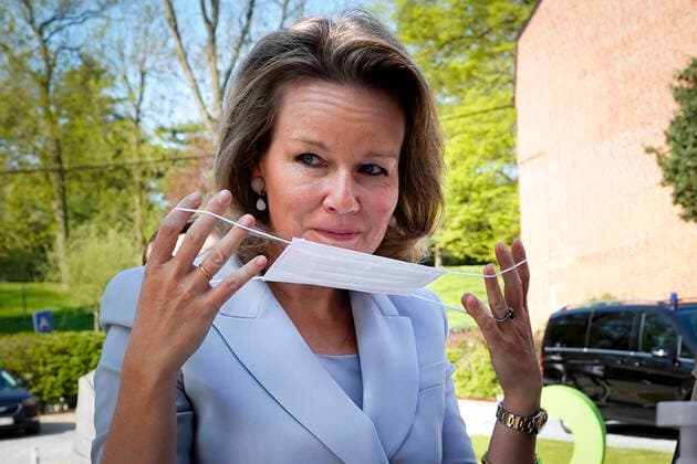 Liege , 17 04 2020 King Philippe and Queen Mathilde visit the Centre Hospitalier Regional - CHR . Pix : Queen Mathilde puts a mouth mask Credit : Daina Le Lardic Isopix Reporters Ranieri 