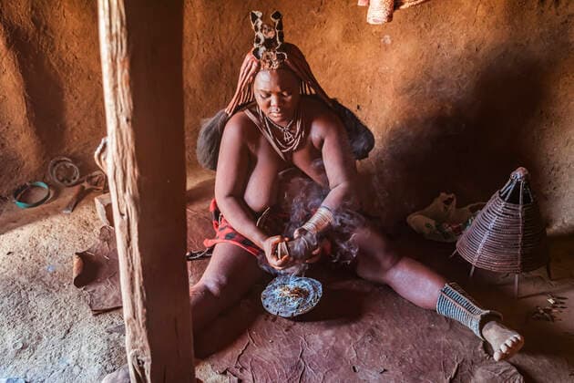 IMAGO Cultures of the world, Himba Volk in Namibia Himba woman preparing incense to wash her hair with the smoke, Himba village; Kamanjab, Namibia  Copyright: Dosfotos 12768165