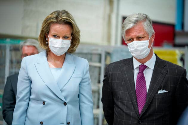 Liege , 17 04 2020 King Philippe and Queen Mathilde visit the Centre Hospitalier Regional - CHR . Pix : Queen Mathilde and King Philippe with a mouth mask discuss with the hospital staff about the respirator Credit : Daina Le Lardic Isopix Reporters Ranieri 