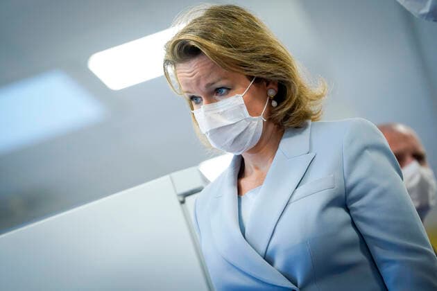 Liege , 17 04 2020 King Philippe and Queen Mathilde visit the Centre Hospitalier Regional - CHR . Pix : Queen Mathilde with a mouth mask discuss with the hospital staff in the labo Credit : Daina Le Lardic Isopix Reporters Ranieri 