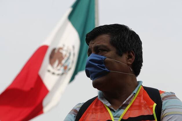 Construction and tourist transport workers ask the government of the President Andres Manuel Lopez Obrador for help, outside the National Palace in Mexico City, Mexico, 17 April 2020. Transportation and construction workers ask the government for help in Mexico City !ACHTUNG: NUR REDAKTIONELLE NUTZUNG!  Copyright: xJosexMendezx MEX9861 20200417-637227456630436115